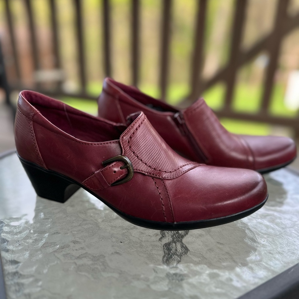 Clarks Burgundy Leather Heeled Loafers‎ Buckle Detail Comfort Shoes
Woman's 11 N